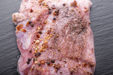 çiğ et baharatlar ile