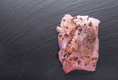 çiğ et baharatlar ile