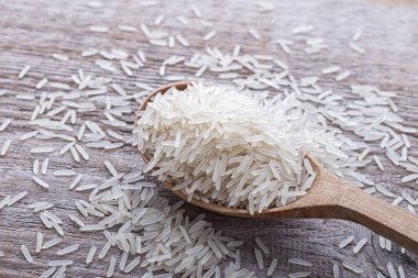 bir kaşık çiğ pirinç