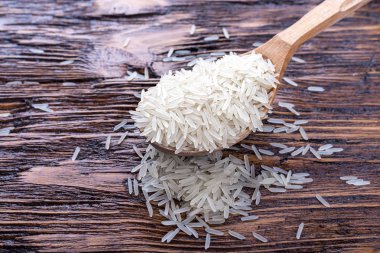 ahşap bir arka plan üzerinde pirinç