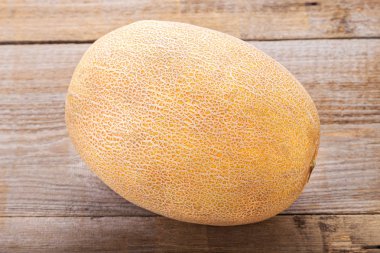 Masanın üzerinde olgunlaşmış kavun