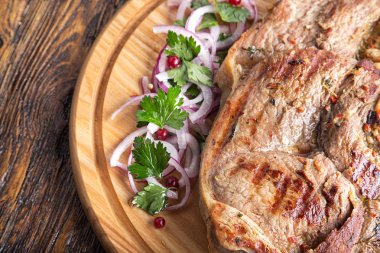 bir gemide antrikot biftek