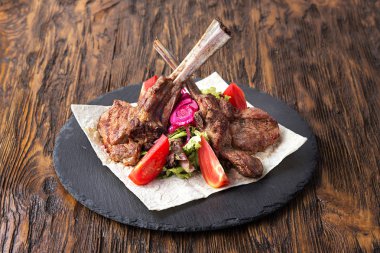 antrikot biftek kemik üzerinde