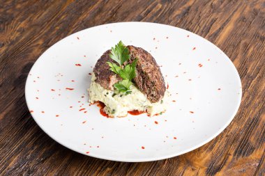 Beşamel sos, patates püresi ile