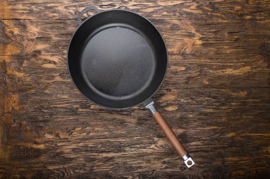 bir dökme demir tava ahşap arka plan üzerinde