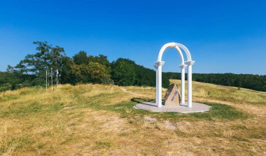 dağ orada Yaylası girişindeki nitelikli anıt