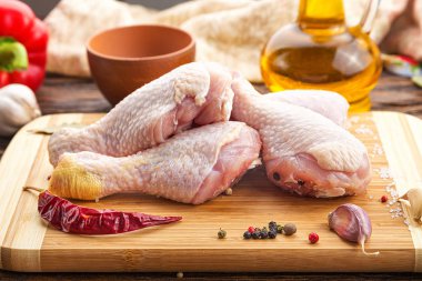 Baharat ile çiğ tavuk budu