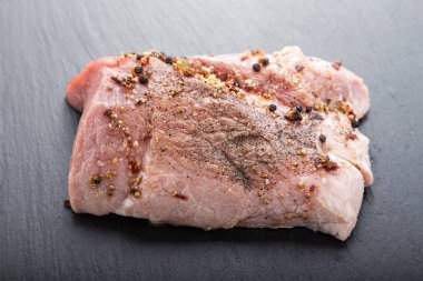 çiğ et baharatlar ile