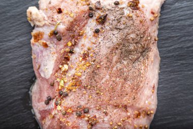 çiğ et baharatlar ile