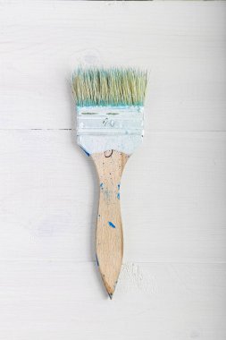 Boya fırçası masada, üstten görünüm