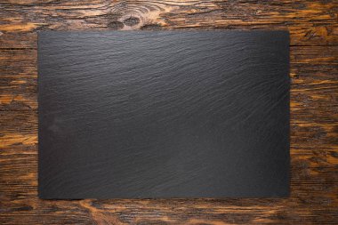 ahşap arka plan üzerinde kayrak yönetim kurulu