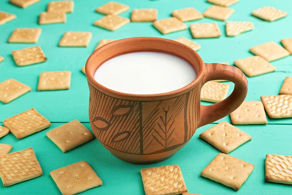Здоровый завтрак чашка молока и крекеров, закрыть, верхняя vew — стоковое фото