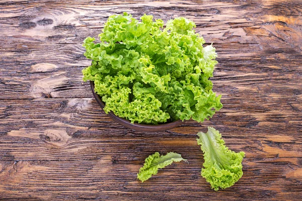 Masanın üzerine marul