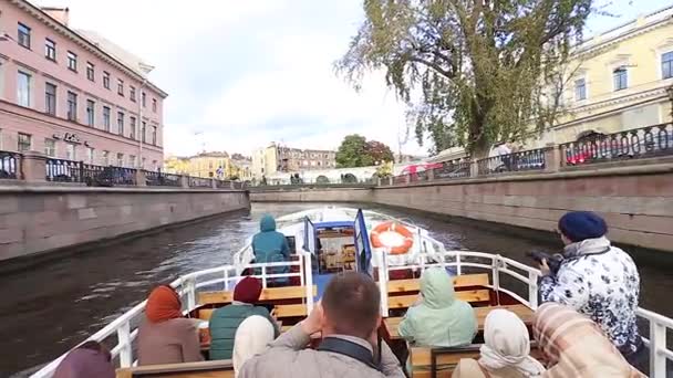 Gyalog a turista hajóra St. Petersburg — Stock videók