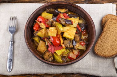 plaka üzerinde demlenmiş patlıcan