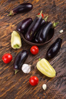 çiğ patlıcan ve domates 