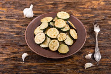 Kızarmış kabak ahşap bir masa üzerinde bir kil plaka