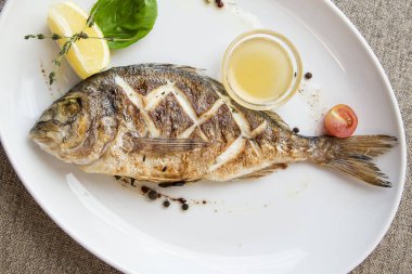 Dorado bir plaka üzerinde ızgara