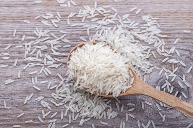 bir kaşık çiğ pirinç