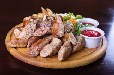 Çeşitli sosis sosu ile