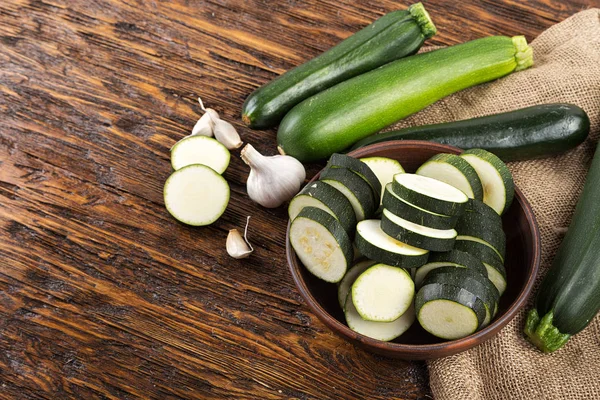 Raw zucchini slices on the board — Stock Photo, Image