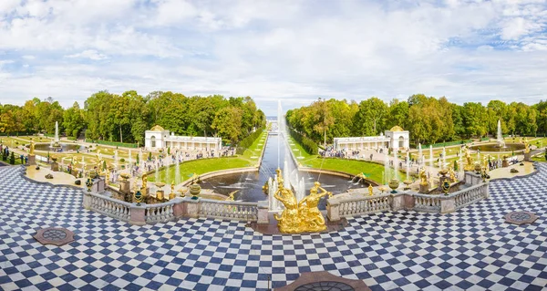 Peterhof, grand trapsgewijs — Stockfoto