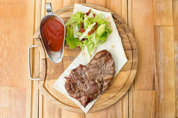 Steak auf einem Holzbrett gekocht — Stockfoto