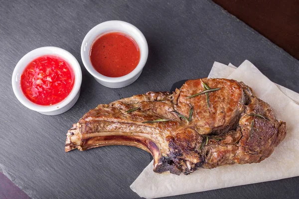 Ribeye steak med sås — Stockfoto