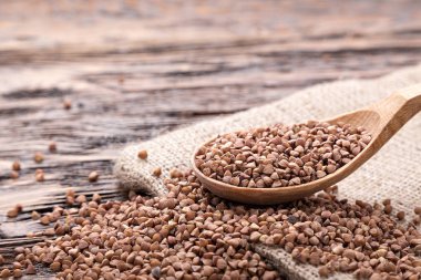 Bir tahta kaşık içinde ham buğday