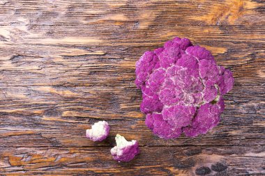 Bir tahta üzerinde mor karnabahar 