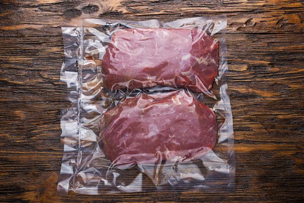 Carne cruda confezionata sottovuoto — Foto Stock