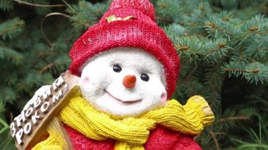 Sıcak ülkelerde Noel ağacının altında çimlerin üzerine Noel kardan adam 