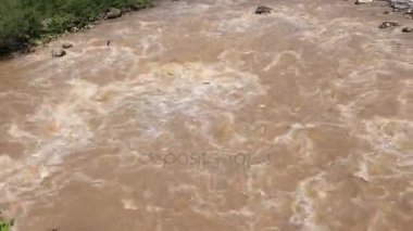 dağ nehir Gürcistan'daki çamurlu suyla 