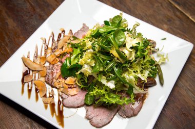 et salata yeşillikleri ile