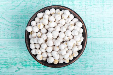 Ahşap arka planda bir kasede nohut