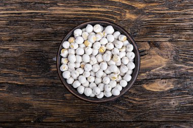 Ahşap arka planda bir kasede nohut