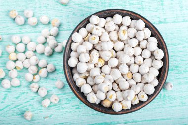 Ahşap arka planda bir kasede nohut