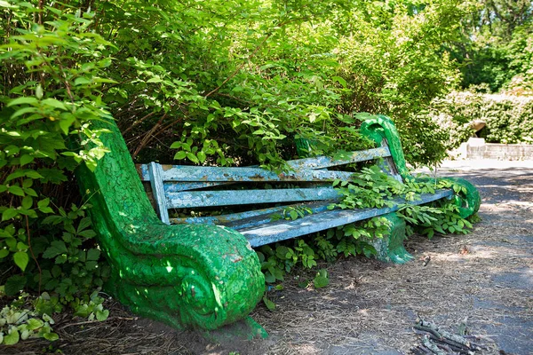 Un vieux banc dans le parc — Photo