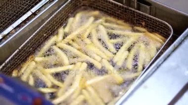 Bir fritöz kızarmış patates