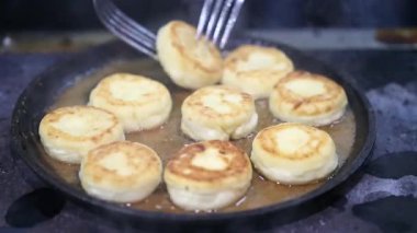 bir tavada kızarmış peynirli kek