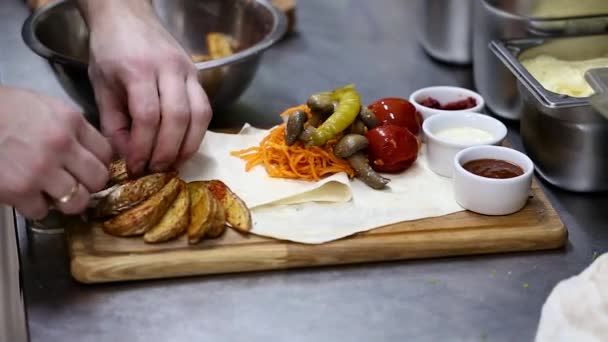 Домашние огурцы с жареным картофелем — стоковое видео