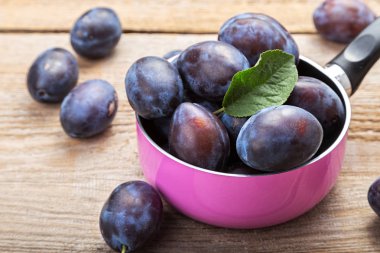 Taze erikler masada.