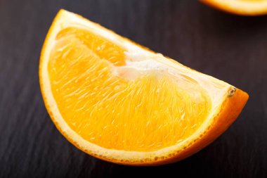 Turuncu Siyah bir zemin üzerine dilim