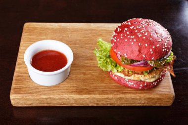 Tahta üzerinde kırmızı burger
