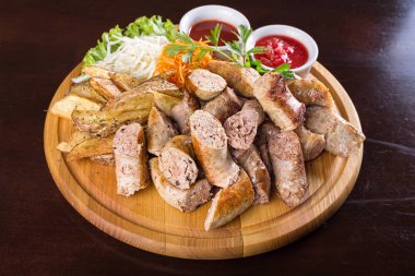 Çeşitli sosis sosu ile