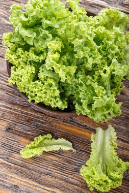 Masanın üzerine marul