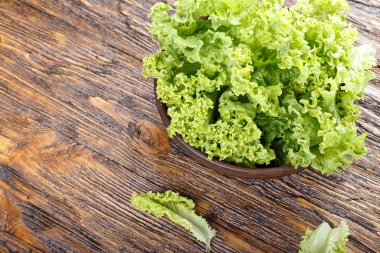 Masanın üzerine marul