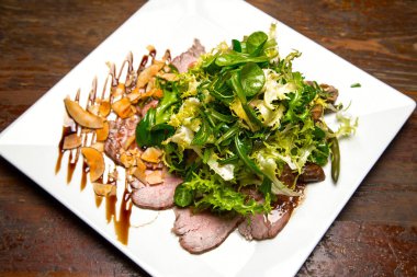 et salata yeşillikleri ile