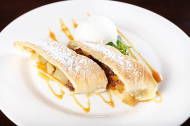 Elmalı turta ve dondurma.