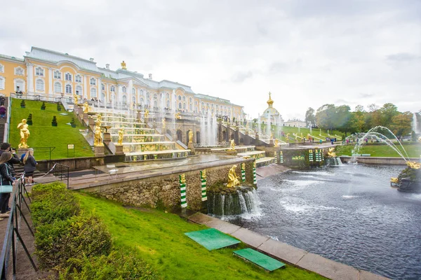 Античний фонтани в місті Peterhof — стокове фото